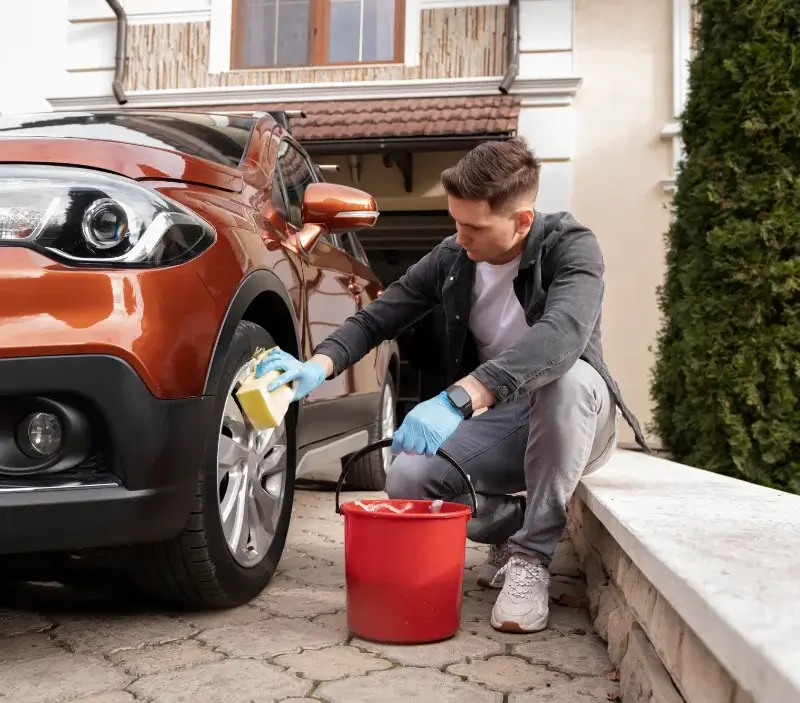 Lavage auto à domicile Saint-Élix-le-Château : professionnel intervenant sur un véhicule
